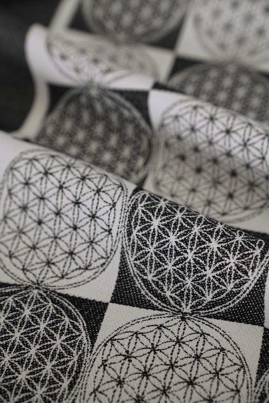 KOKADI Tragetuch Blume des Lebens monochrom
